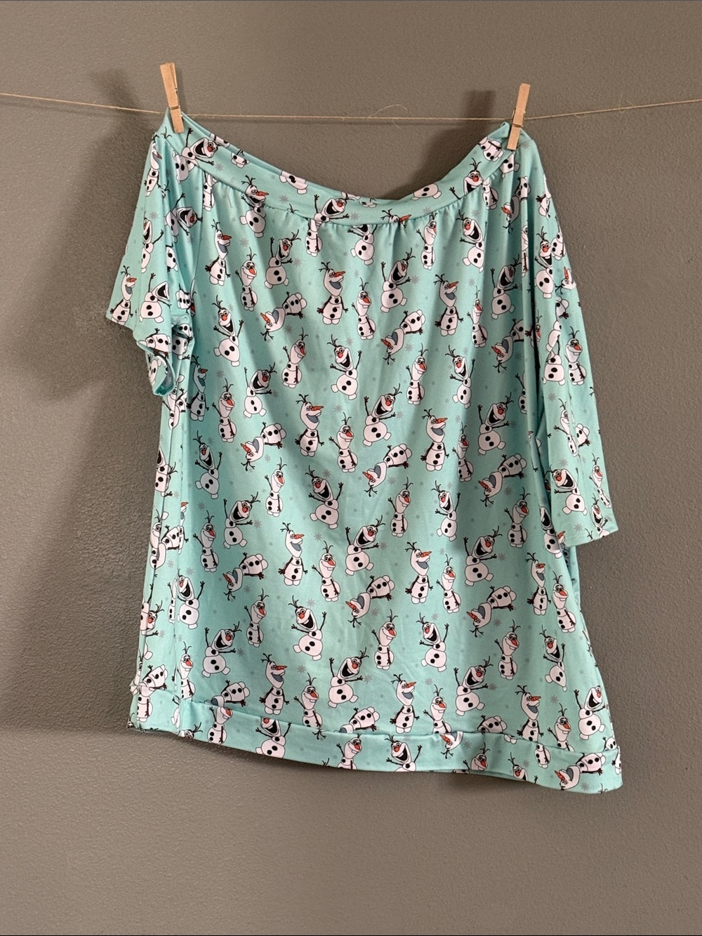 Aqua Off-Shoulder Short Sleeve Top with Olaf Print